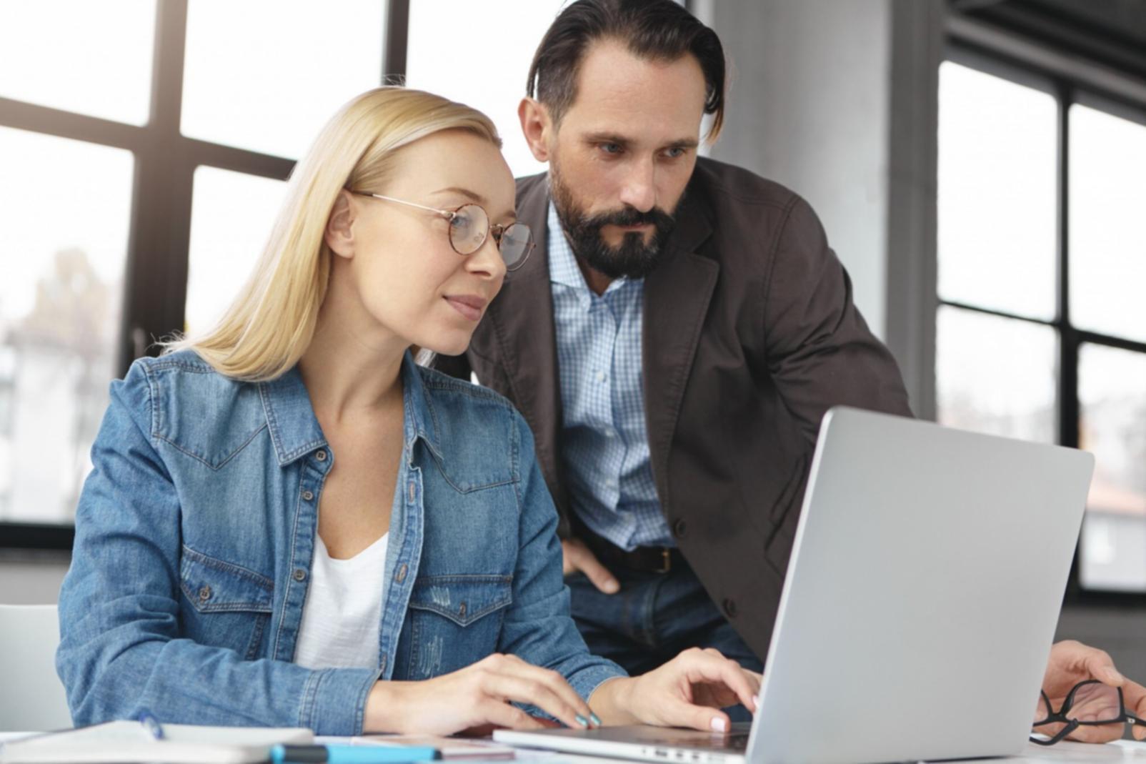 Tableau de bord financier moderne avec indicateurs de performance